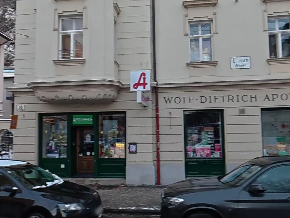 Eckhaus Linzer Gasse 78 mit Erker, Hausnummer, grün gerahmtem Eingang und Apotheken-Schild